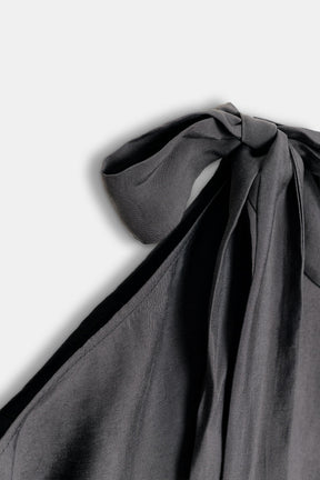 Shoulder-opening bow blouse