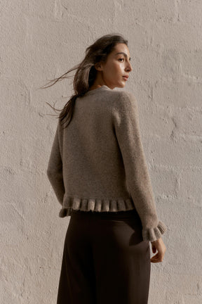 Strickjacke mit Rüschenbesatz