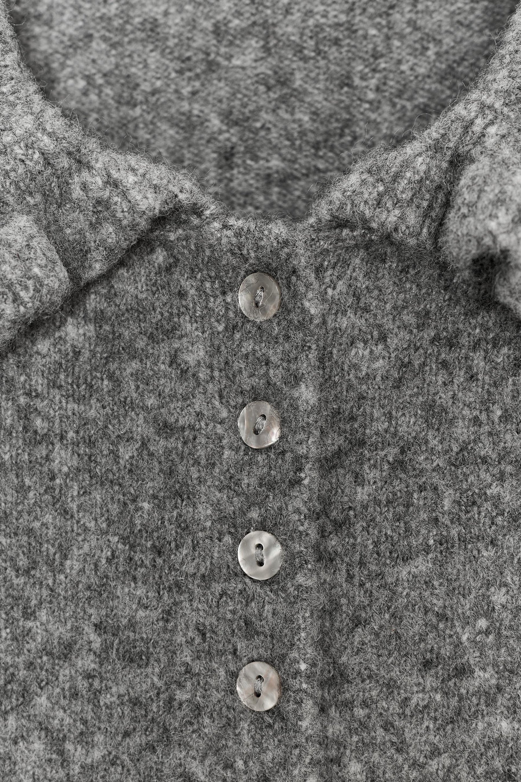 Strickjacke mit Rüschenbesatz