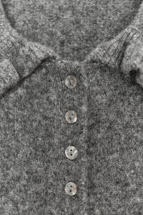 Strickjacke mit Rüschenbesatz