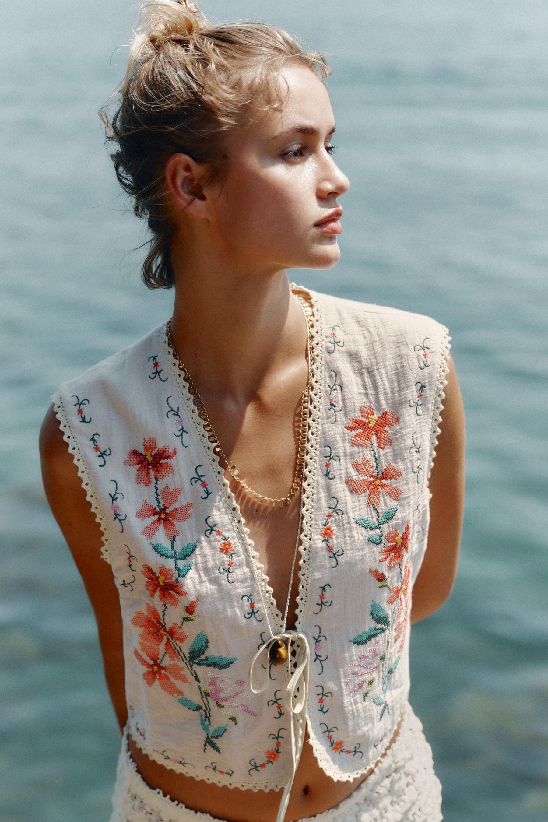 FLORAL EMBROIDERED COTTON WAISTCOAT - Image 1