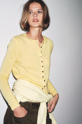 KASCHMIR-STRICKJACKE MIT KNOPFVERSCHLUSS