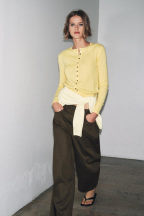 KASCHMIR-STRICKJACKE MIT KNOPFVERSCHLUSS