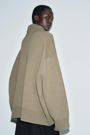 ÜBERGRÖSSERTER WOLLPULLOVER