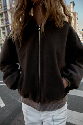 JACKE MIT KAPUZE UND ELASTISCHEM SAUM