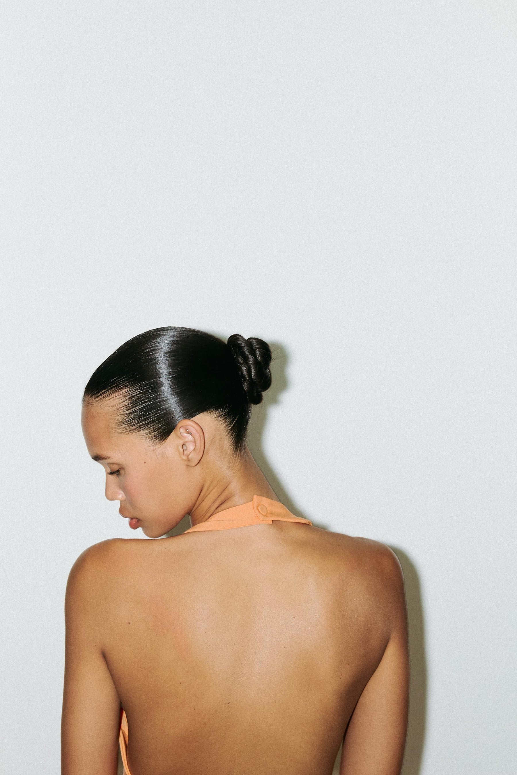 Kleid mit Ausschnitt am Hals