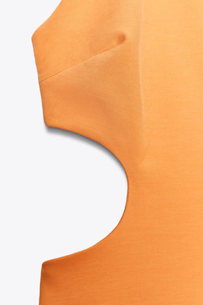 Kleid mit Ausschnitt am Hals