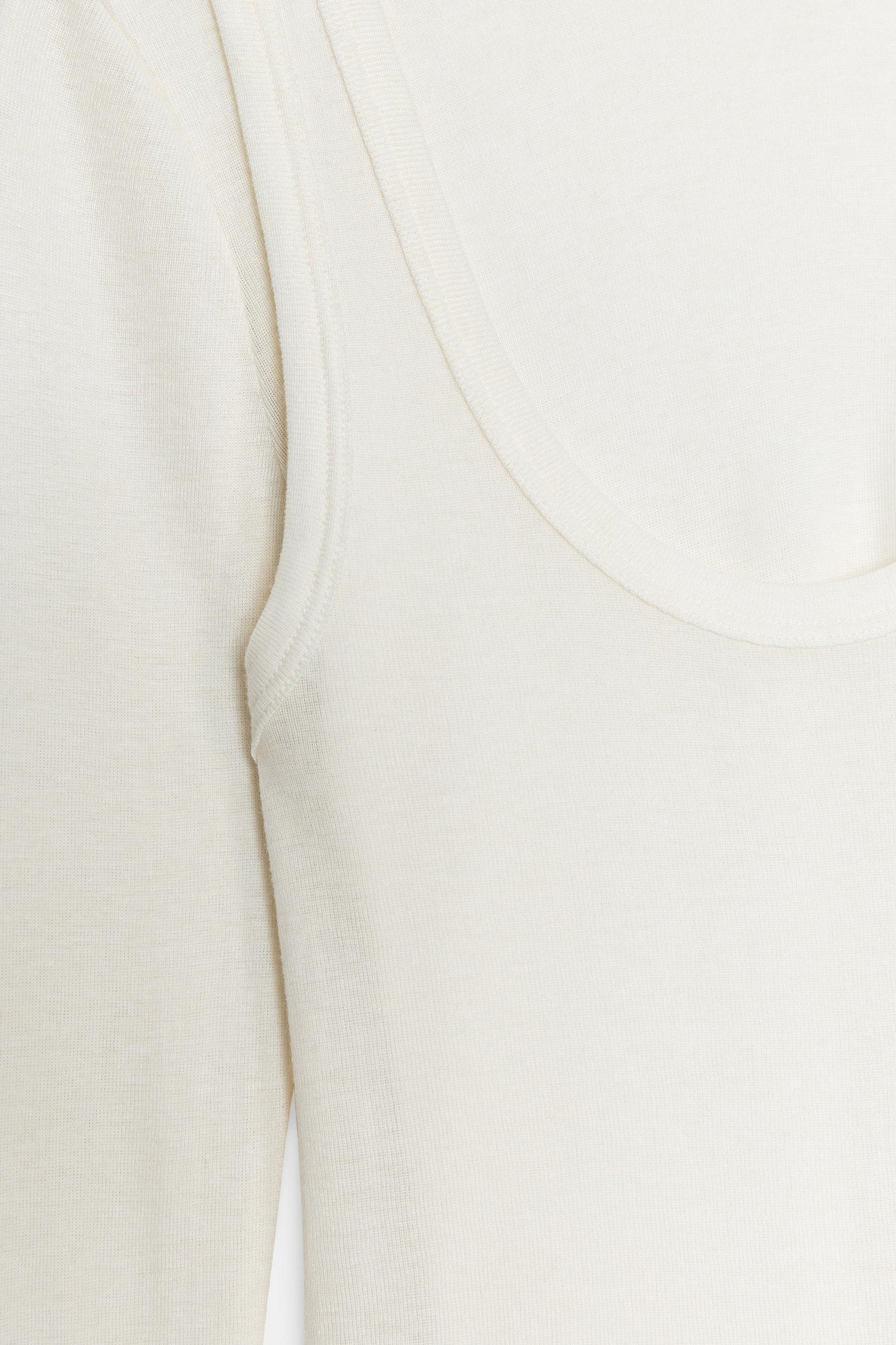 Mehrlagiges T-Shirt mit hohem Kragen