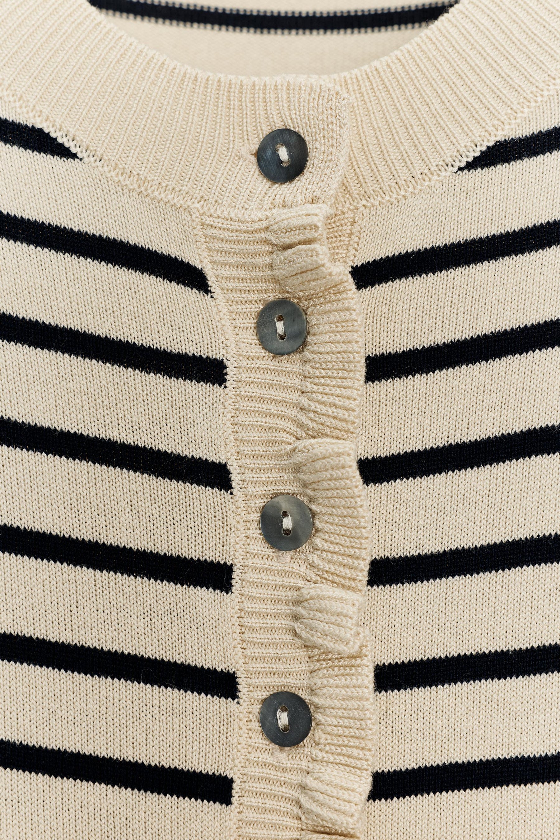 Strickjacke mit Rüschenbesatz