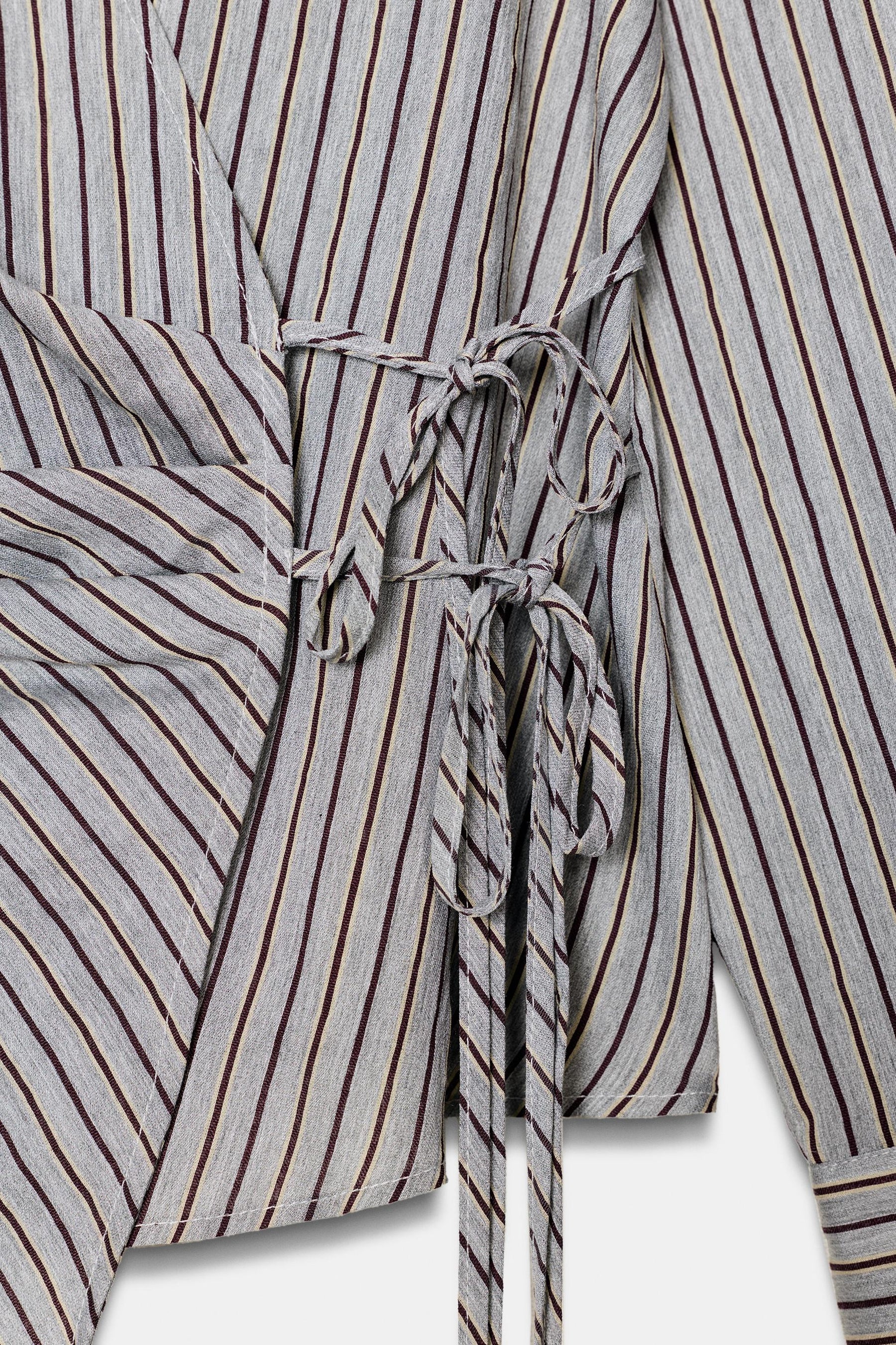 Gestreiftes Wickelhemd mit Schleife