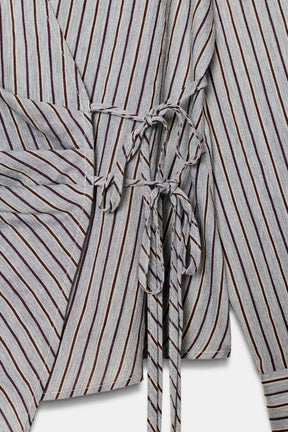 Gestreiftes Wickelhemd mit Schleife