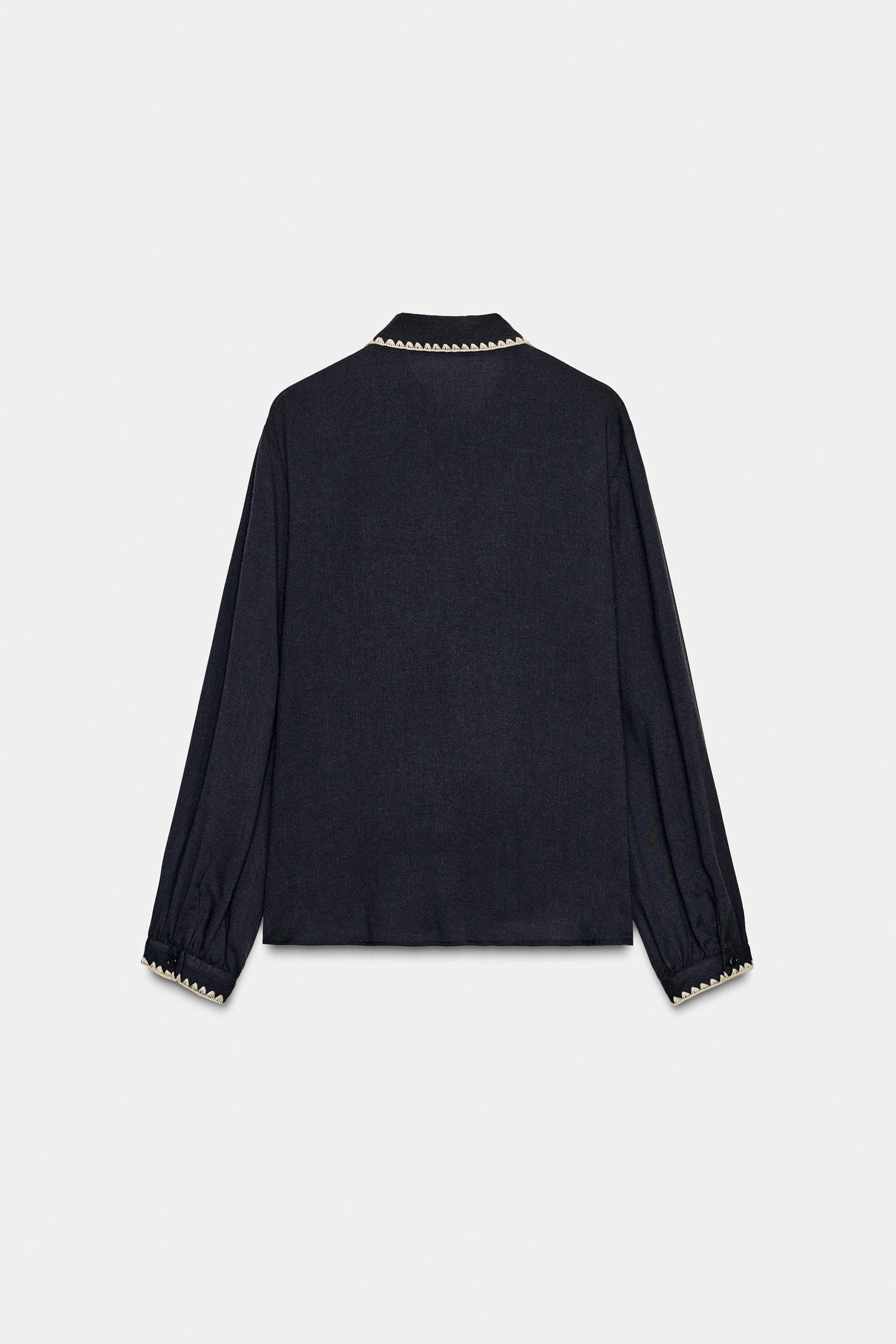 Bluse mit Krawatte und
