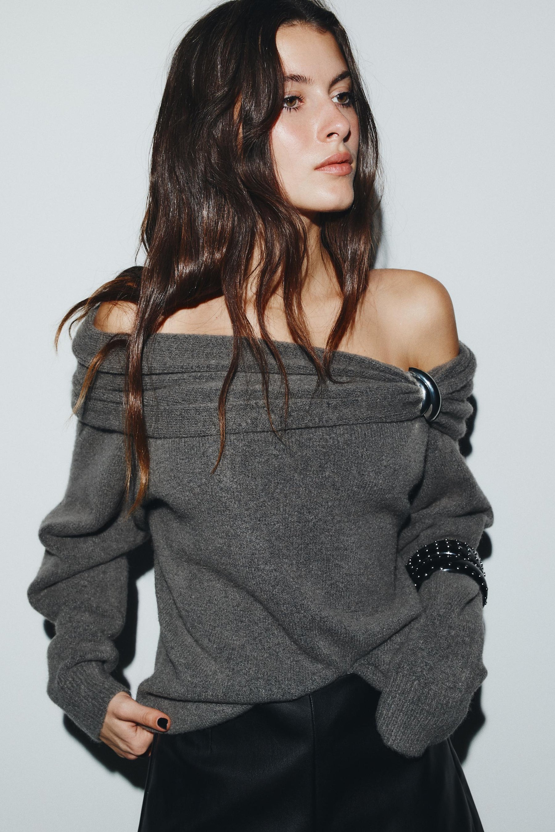 Off-the-shoulder knit jumper