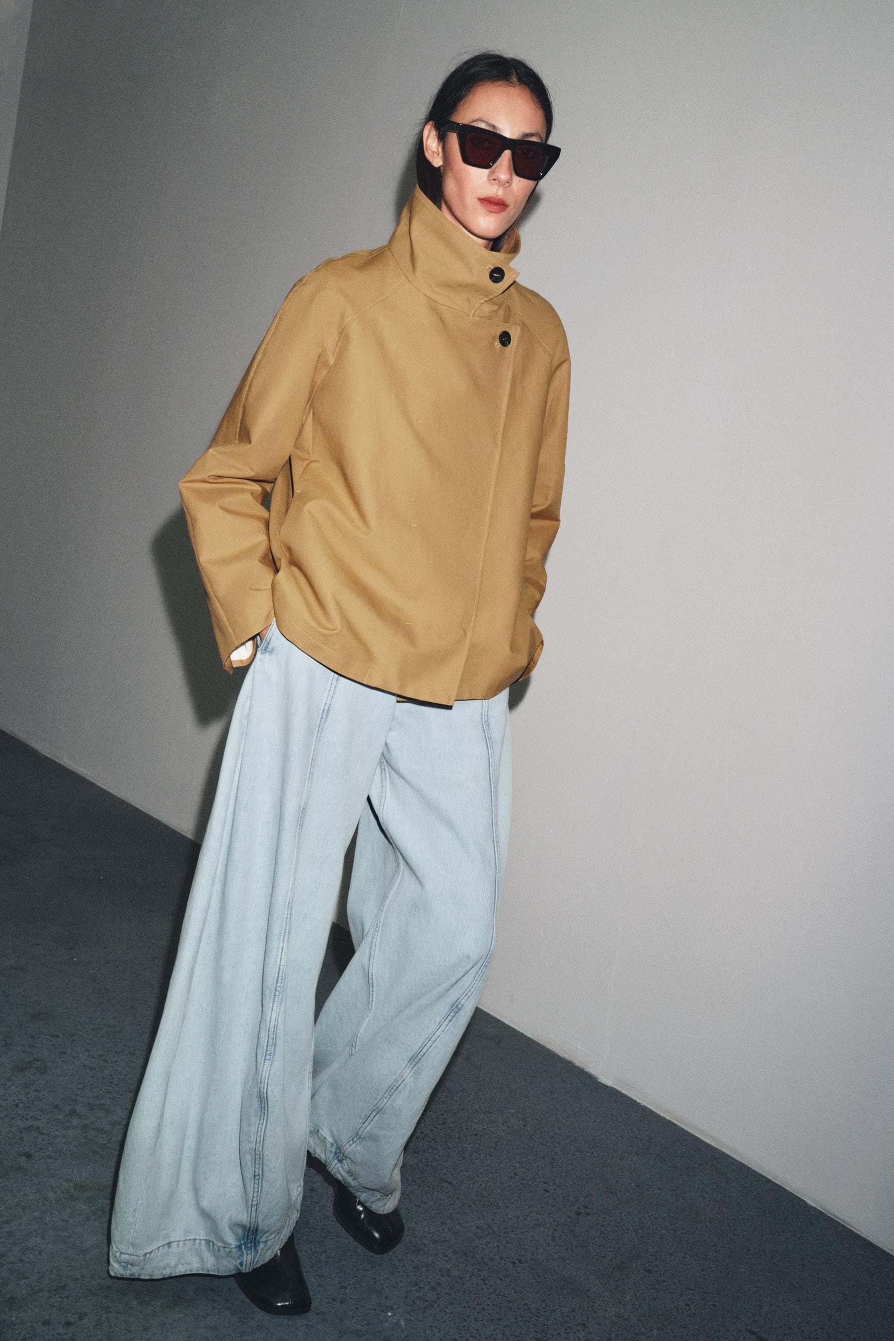 ZW COLLECTION MINIMAL SHORT TRENCH COAT - Image 1