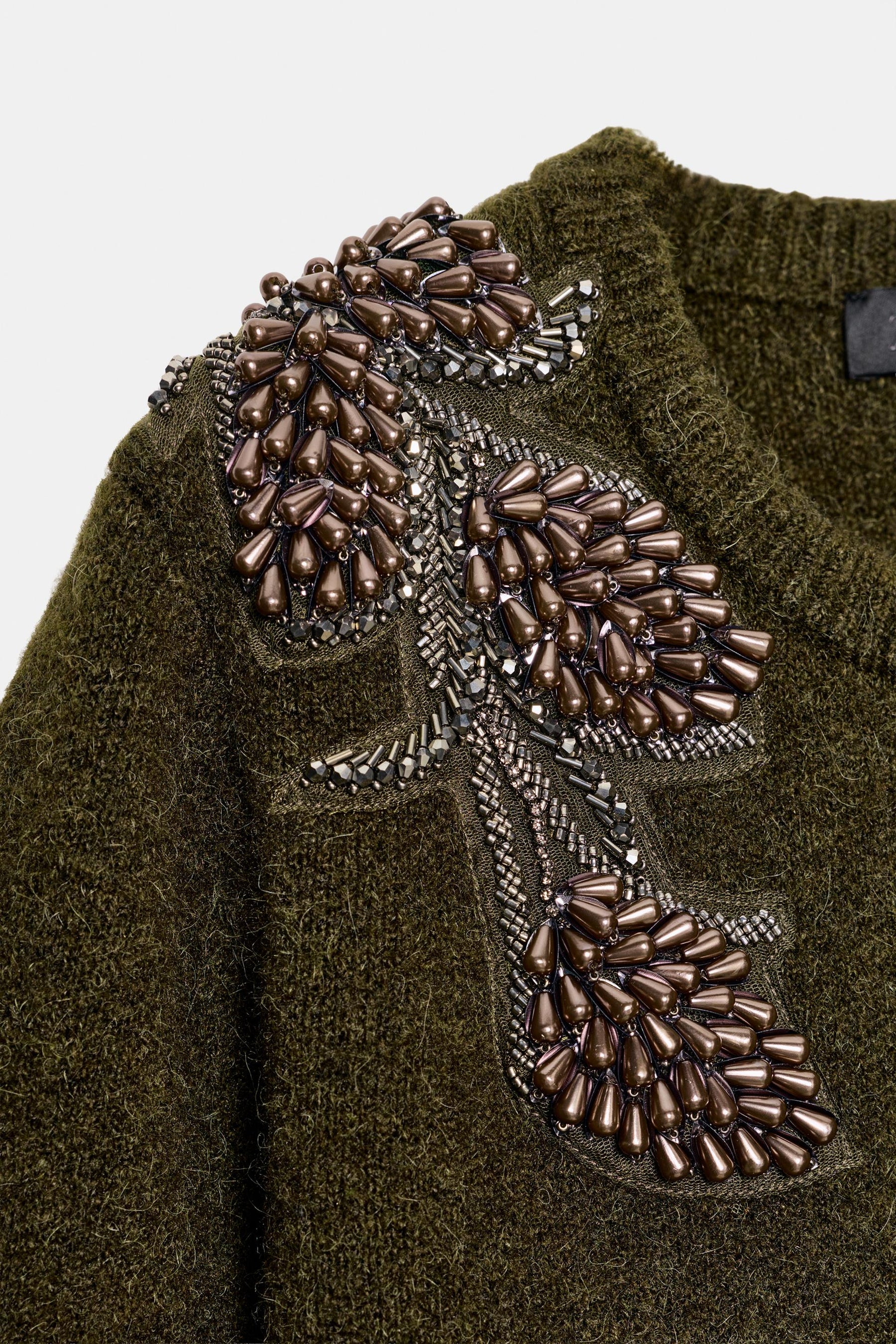 Perlenbesetzte Strickjacke