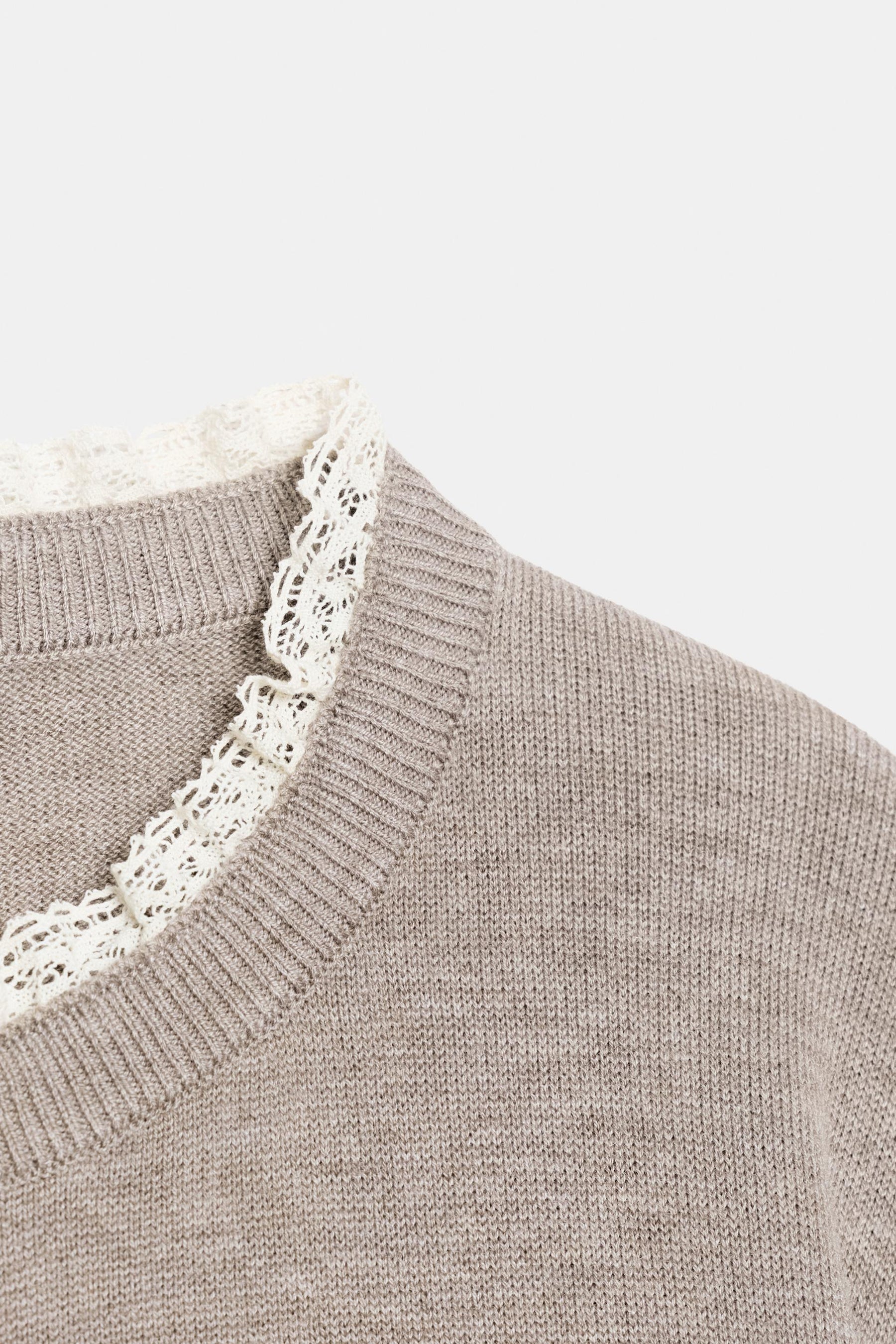 Strickjacke mit Spitzenbesatz