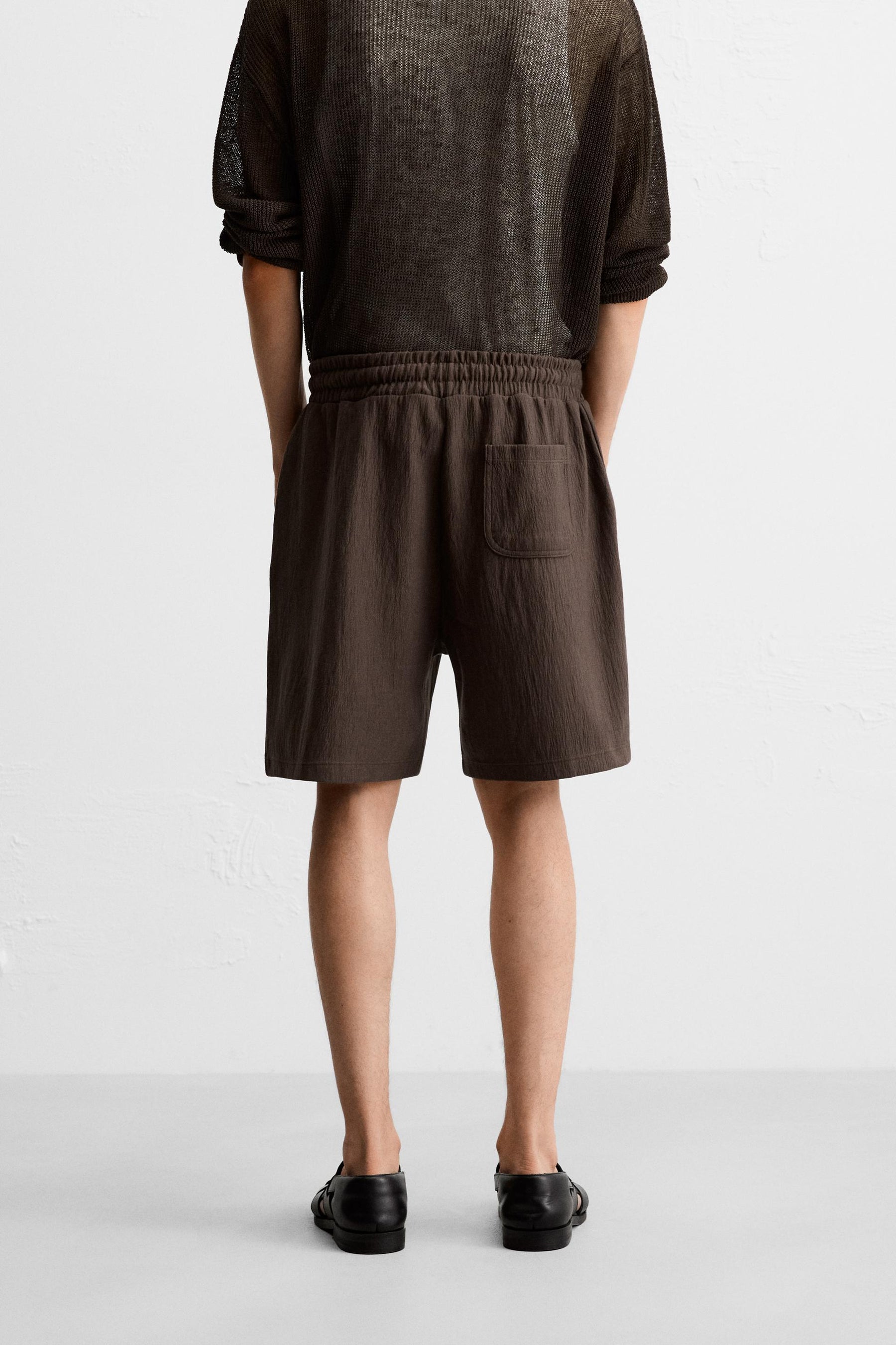 TEXTURED JOGGER BERMUDA SHORTS - Image 3