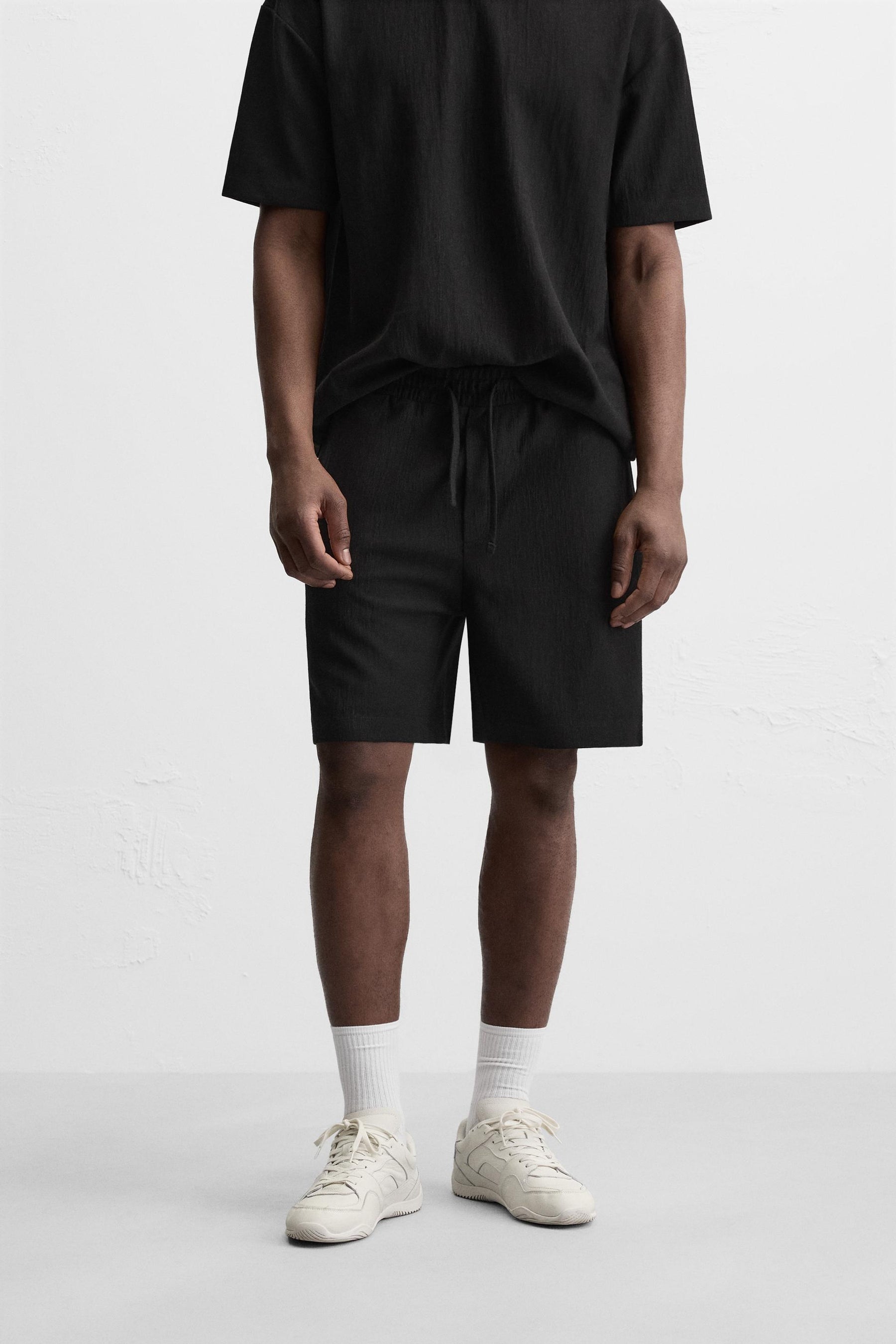 TEXTURED JOGGER BERMUDA SHORTS - Image 2