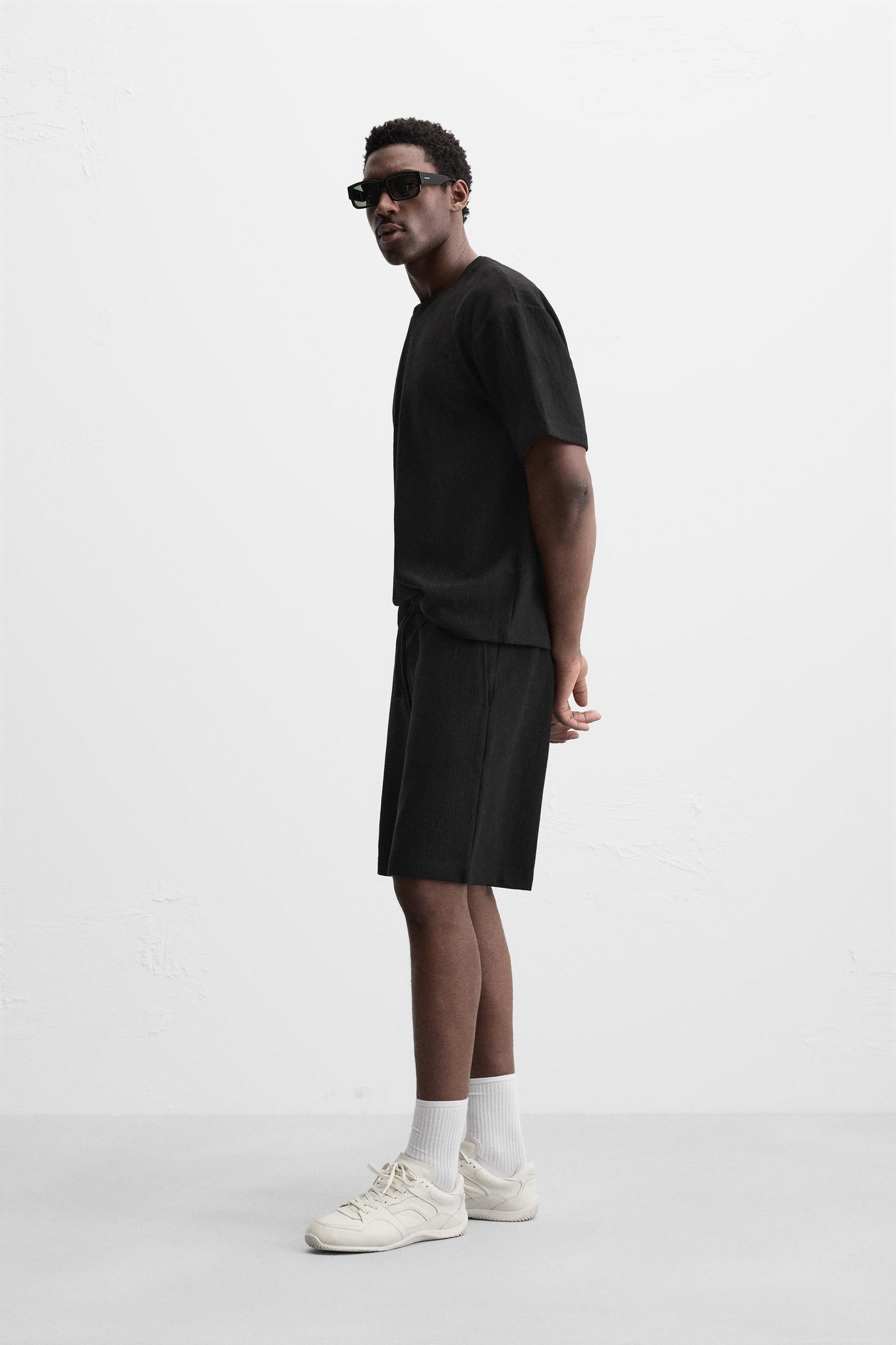 TEXTURED JOGGER BERMUDA SHORTS - Image 4