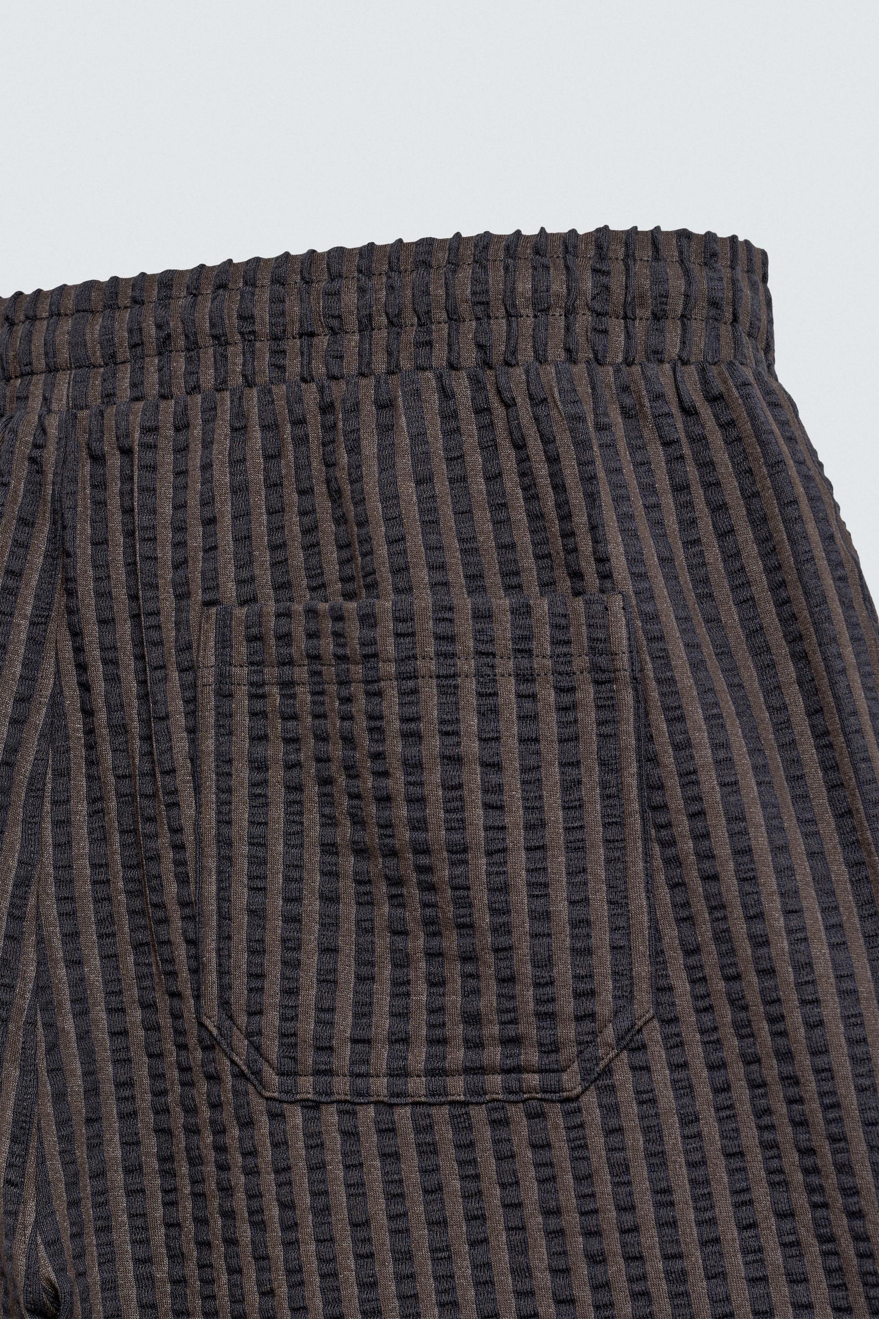 SEERSUCKER STRIPE COMFORT BERMUDA SHORTS - Image 10