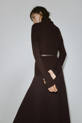 Wollpullover mit hohem Kragen