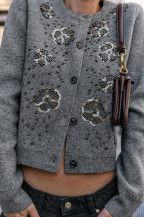 Perlenbesetzte Strickjacke