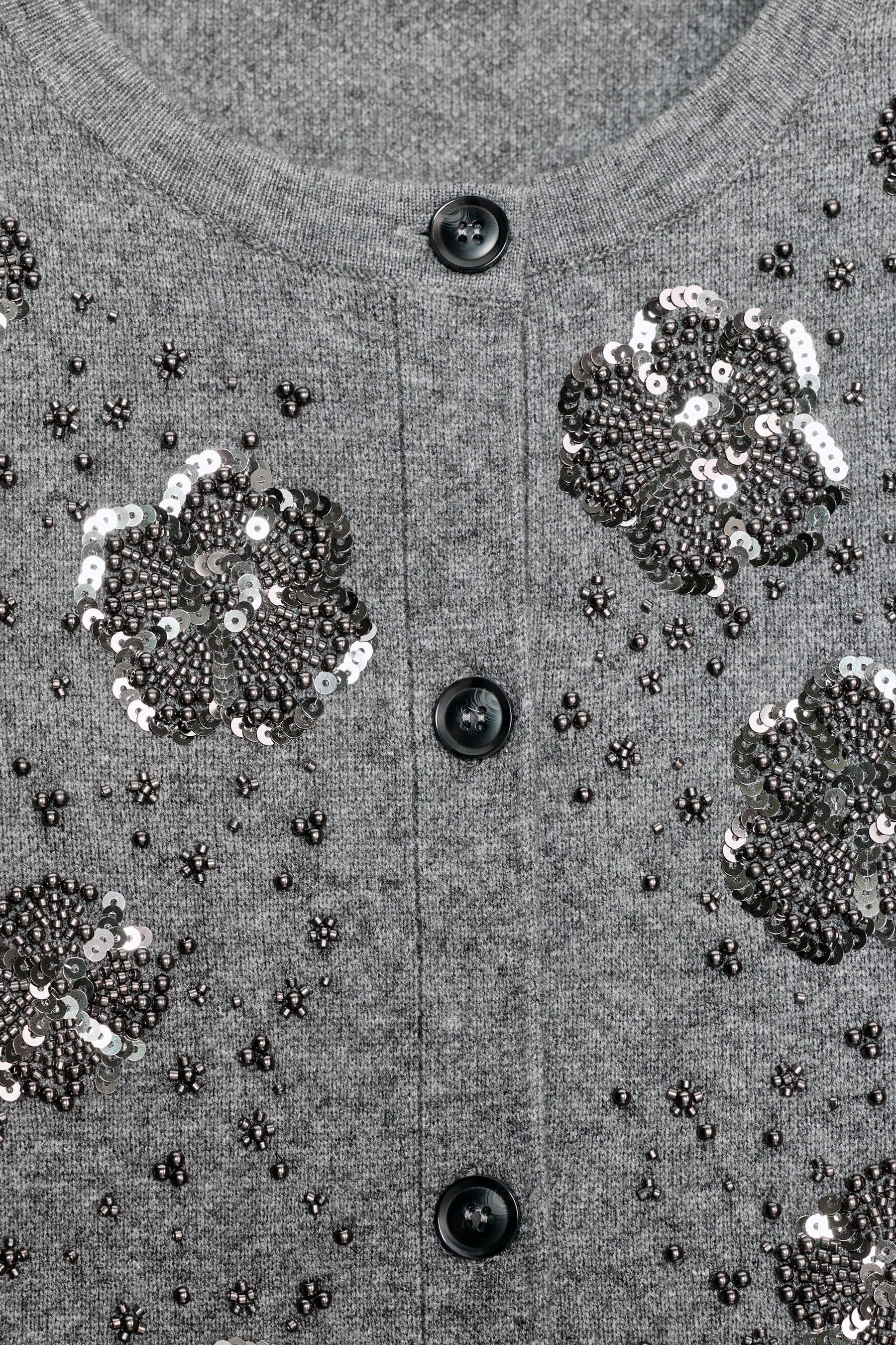 Perlenbesetzte Strickjacke