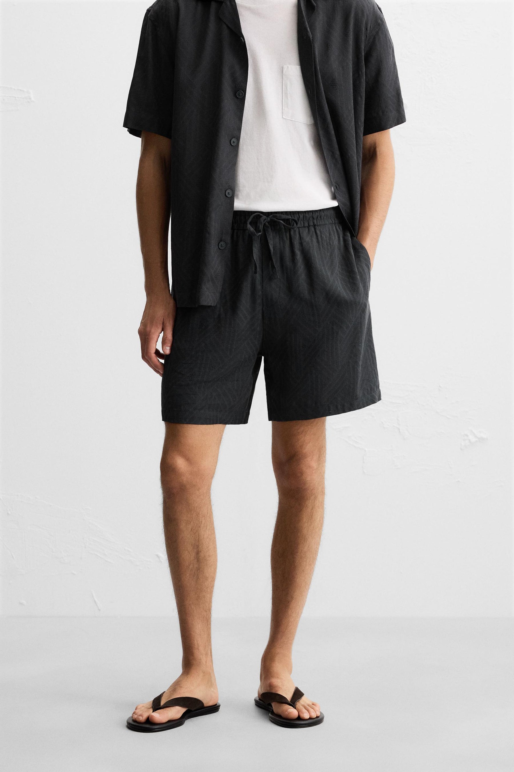 GEOMETRIC JACQUARD BERMUDA SHORTS - Image 2