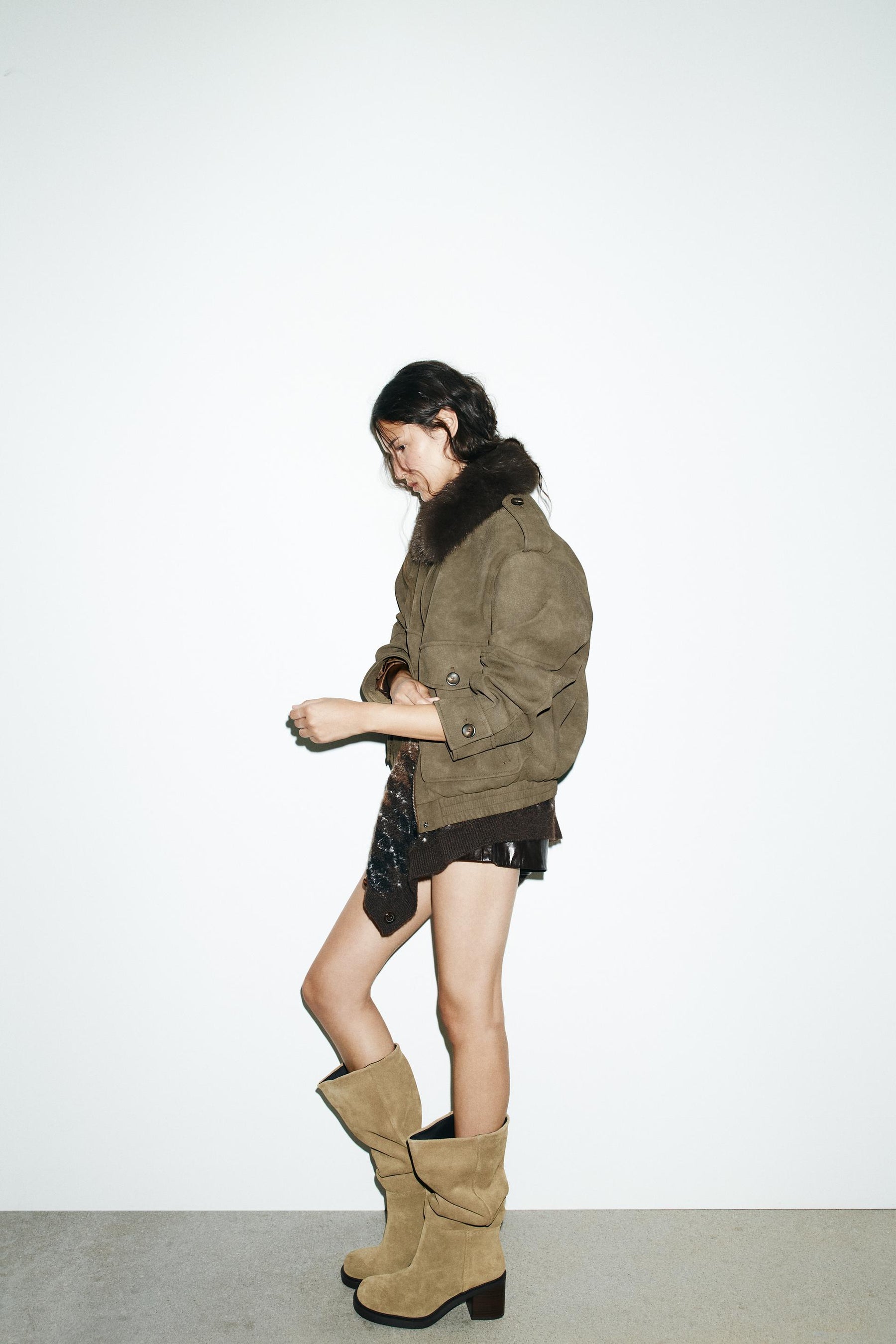 ABNEHMBARER KRAGEN AUS WILDLEDERKUNST