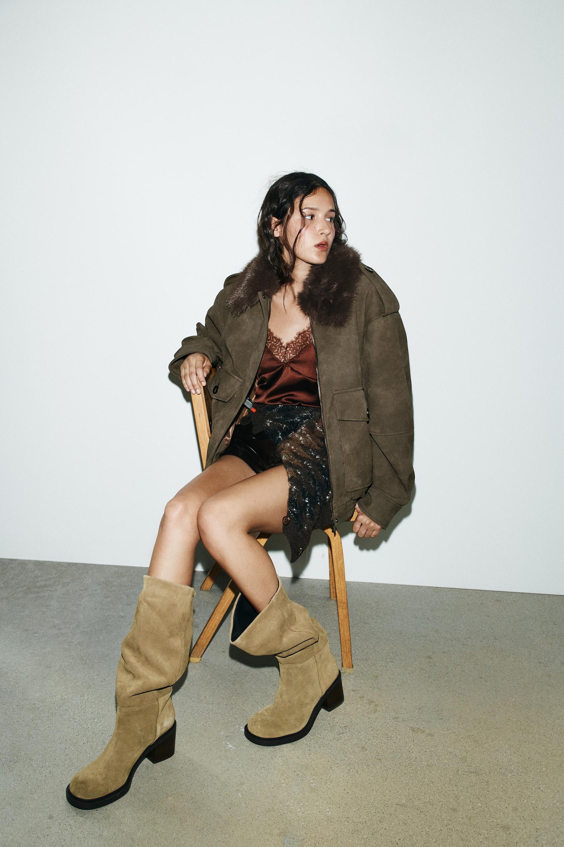 ABNEHMBARER KRAGEN AUS WILDLEDERKUNST