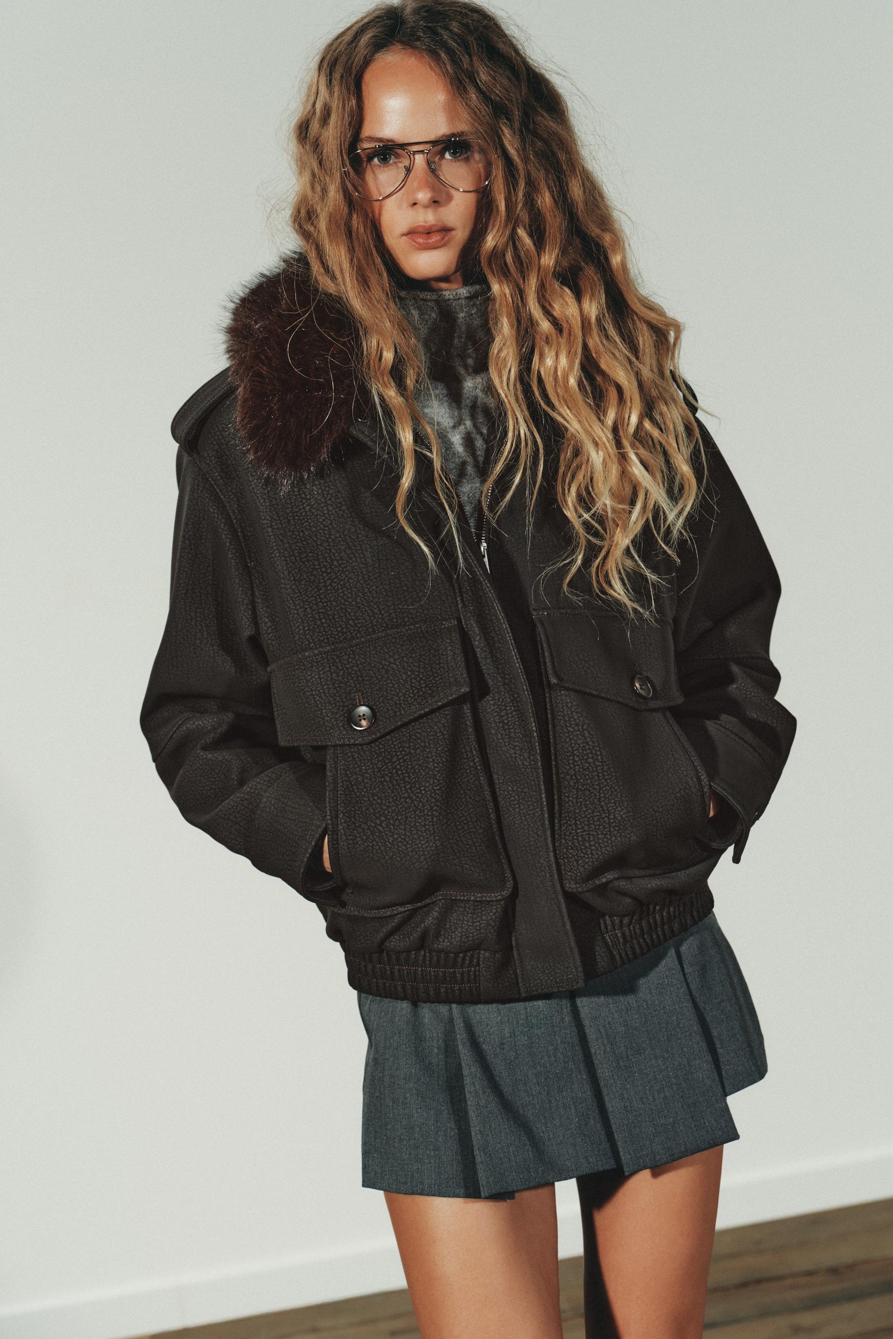 ABNEHMBARER KRAGEN AUS WILDLEDERKUNST