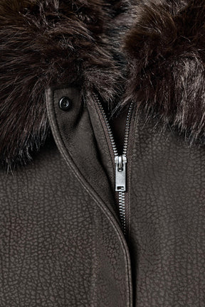 ABNEHMBARER KRAGEN AUS WILDLEDERKUNST