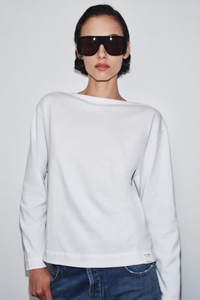 T-Shirt mit Bootsausschnitt und Label