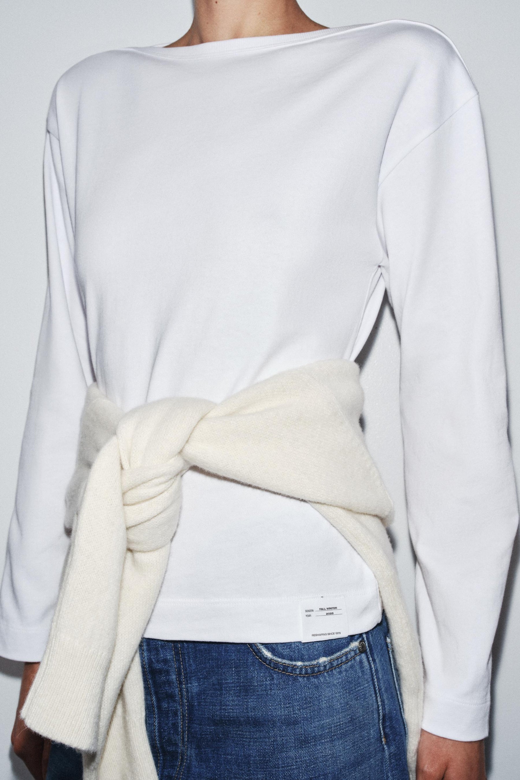 T-Shirt mit Bootsausschnitt und Label