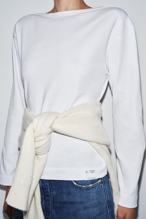T-Shirt mit Bootsausschnitt und Label