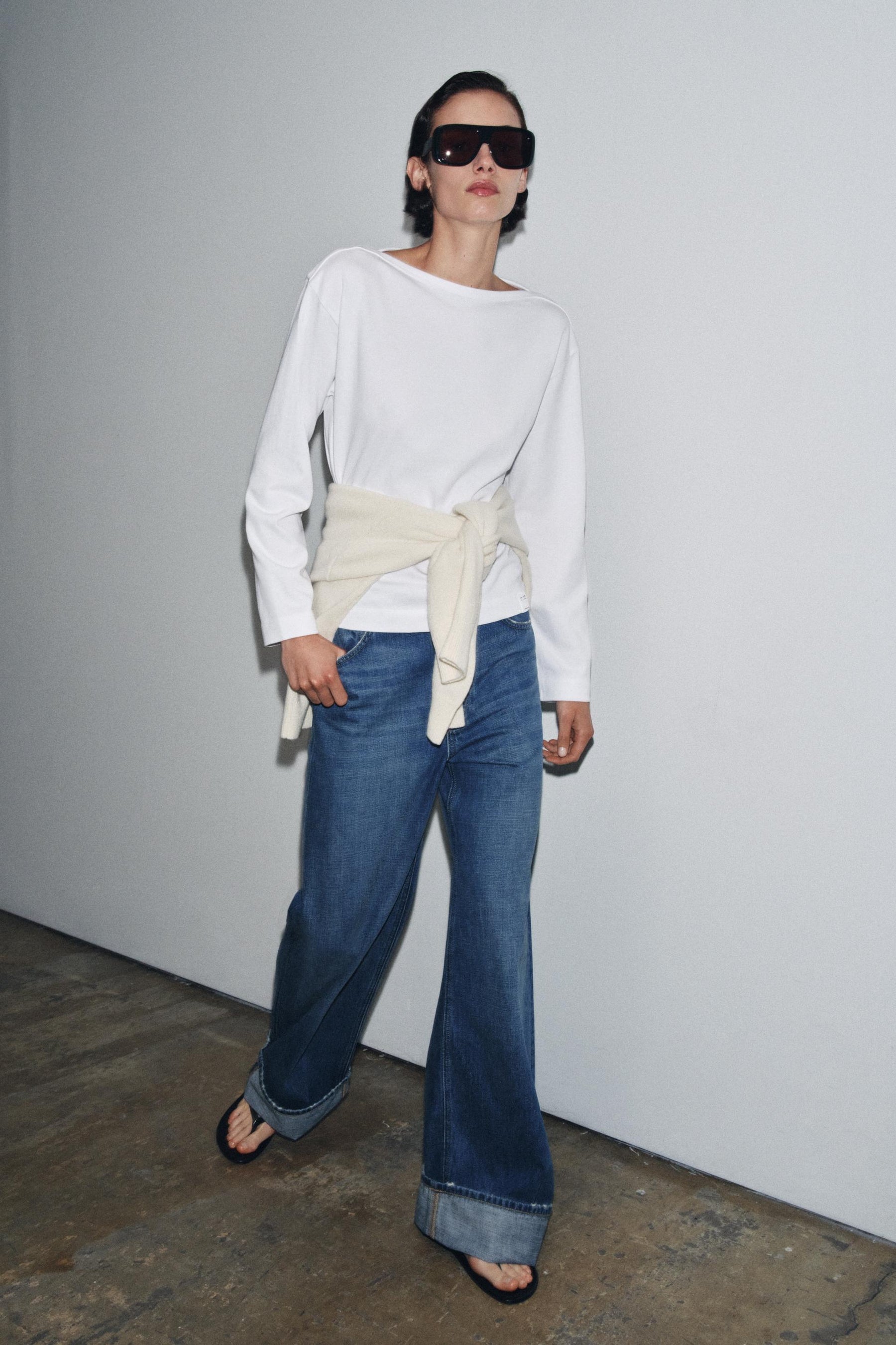 T-Shirt mit Bootsausschnitt und Label