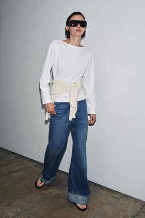 T-Shirt mit Bootsausschnitt und Label