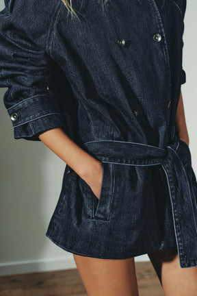 Jeans-Midijacke mit Gürtel