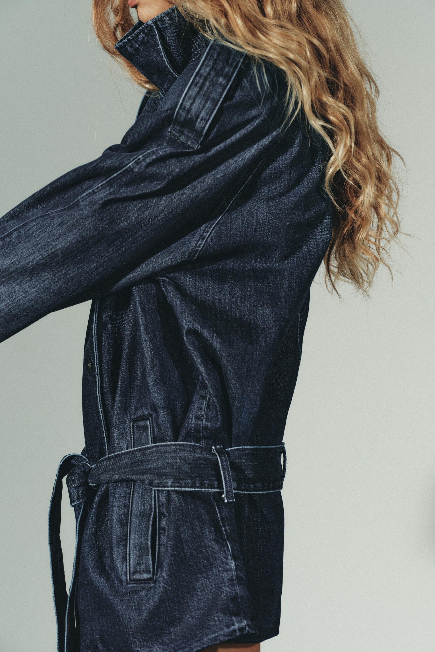 Jeans-Midijacke mit Gürtel