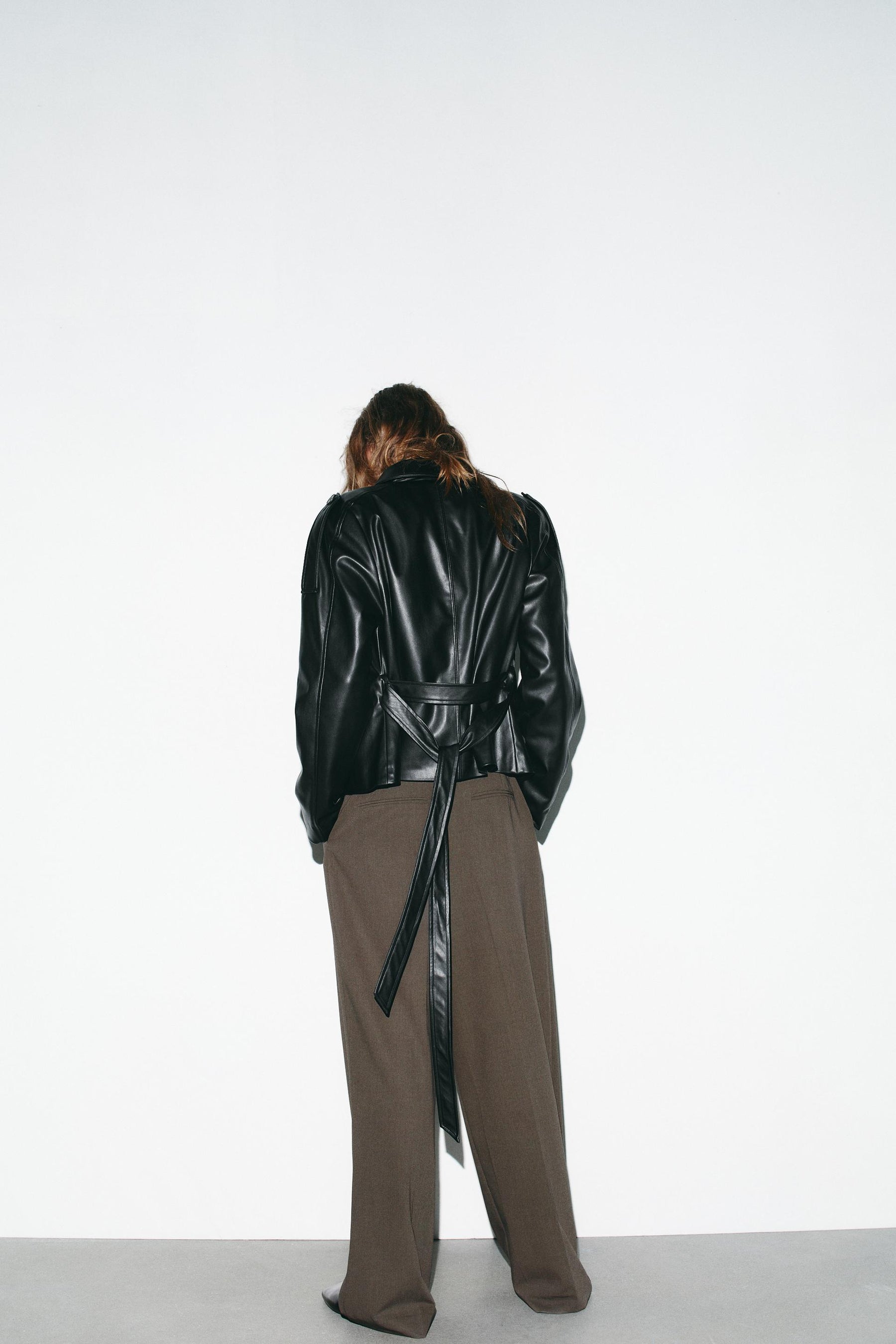 GÜRTELTE KUNSTLEDERJACKE