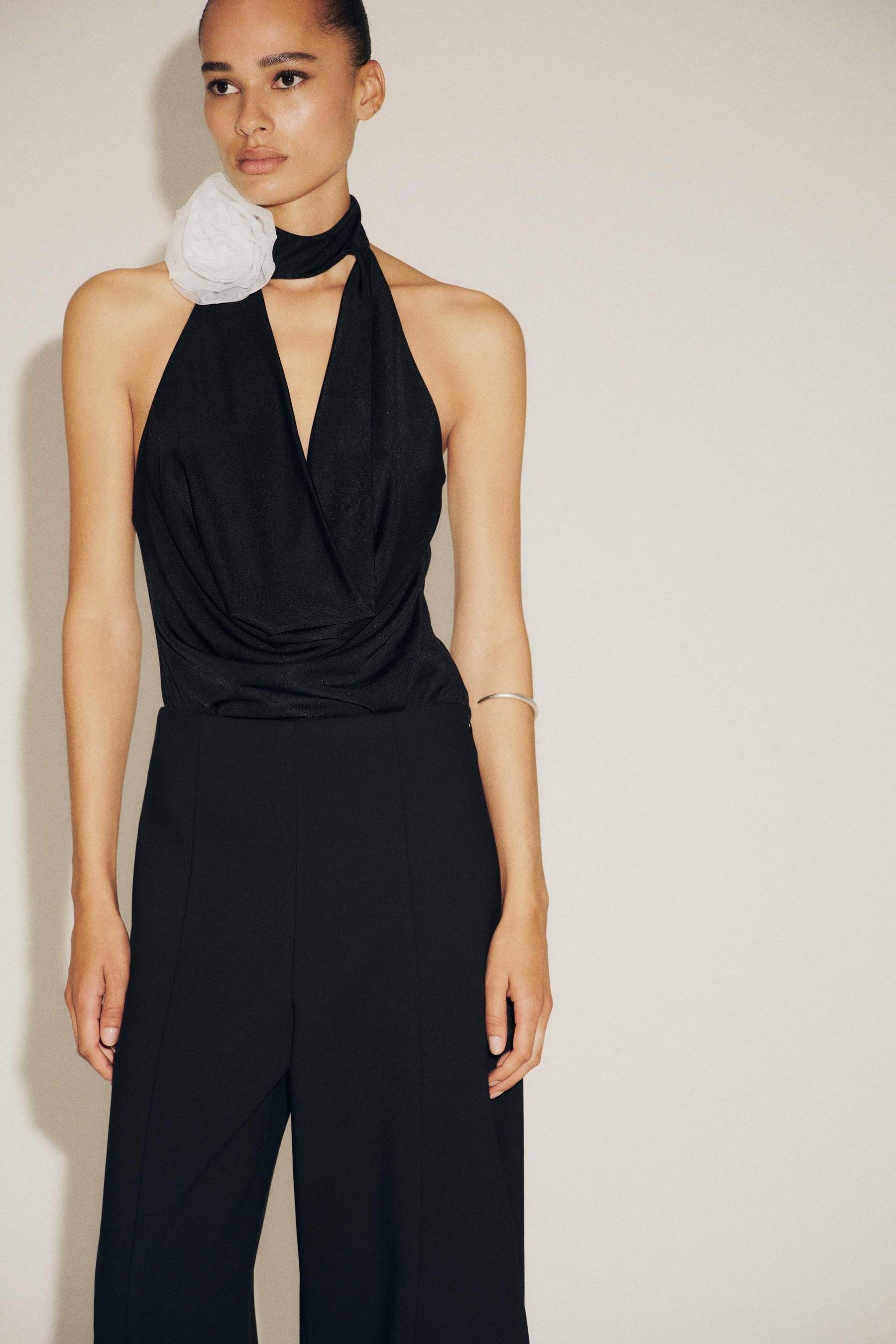 Neckholder-Body mit Blumenapplikationen