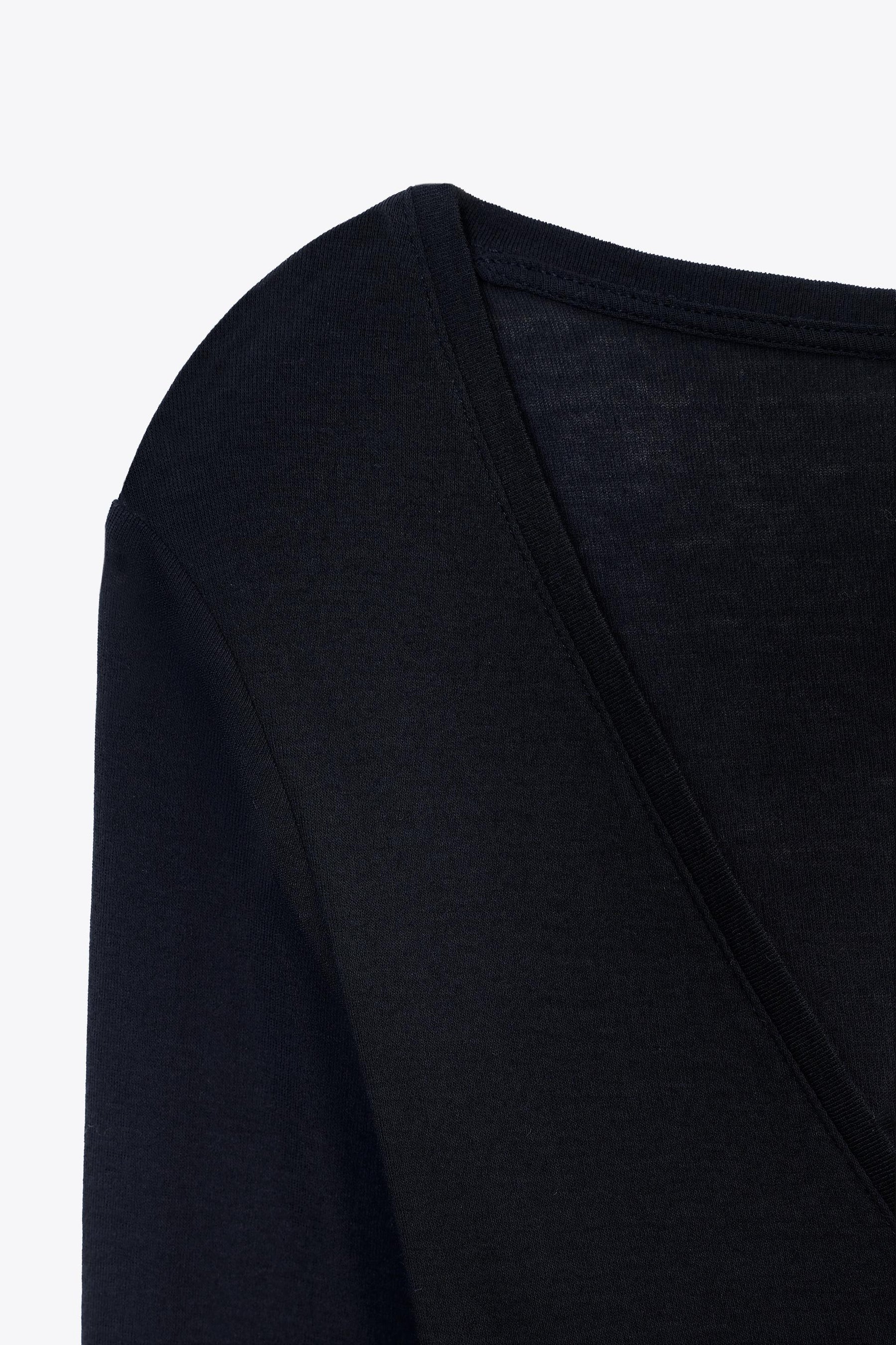 V-Ausschnitt-T-Shirt