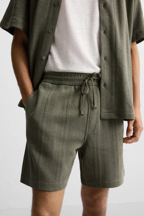 JACQUARD TEXTURED BERMUDA SHORTS - Image 4