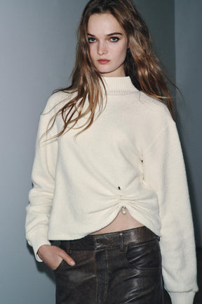 RUSTIC BROOCH SWEATSHIRT