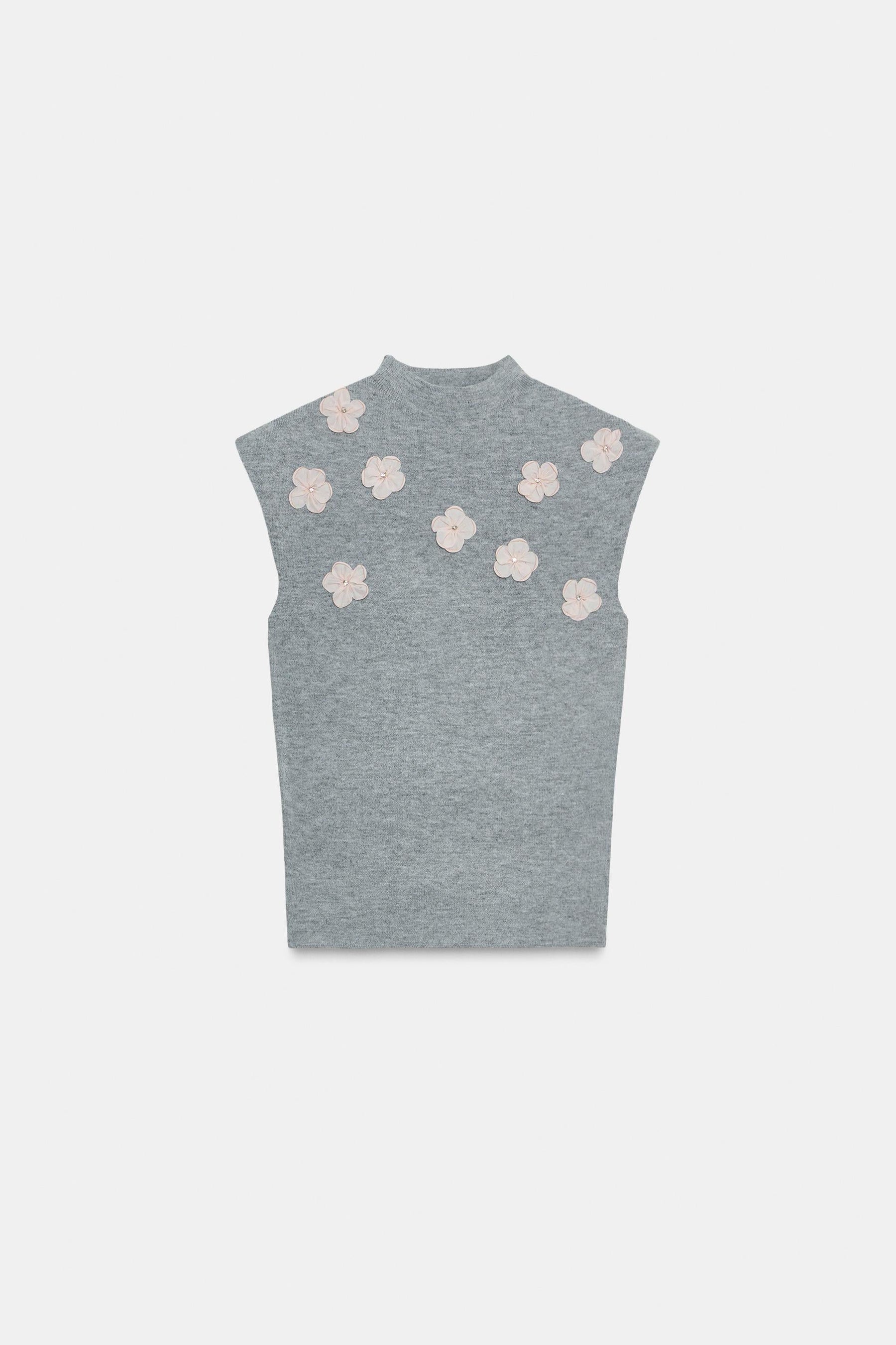 Relieftop mit floralen Verzierungen