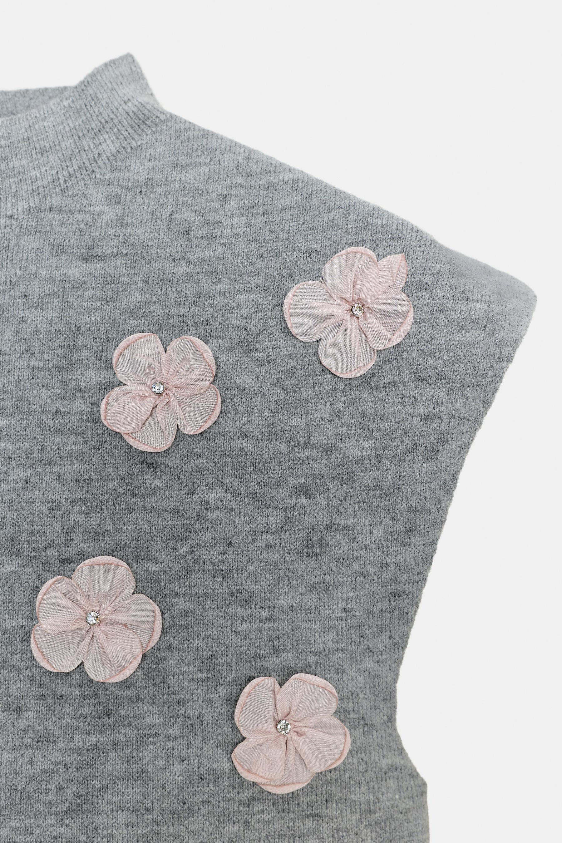 Relieftop mit floralen Verzierungen
