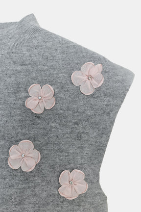 Relieftop mit floralen Verzierungen