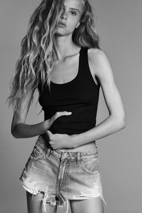 Ripped mid-waist denim shorts