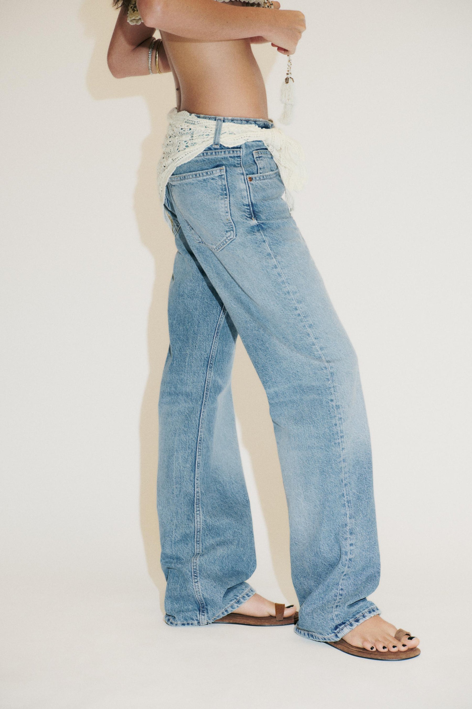 Weit geschnittene, mittelhohe Schal-Jeans