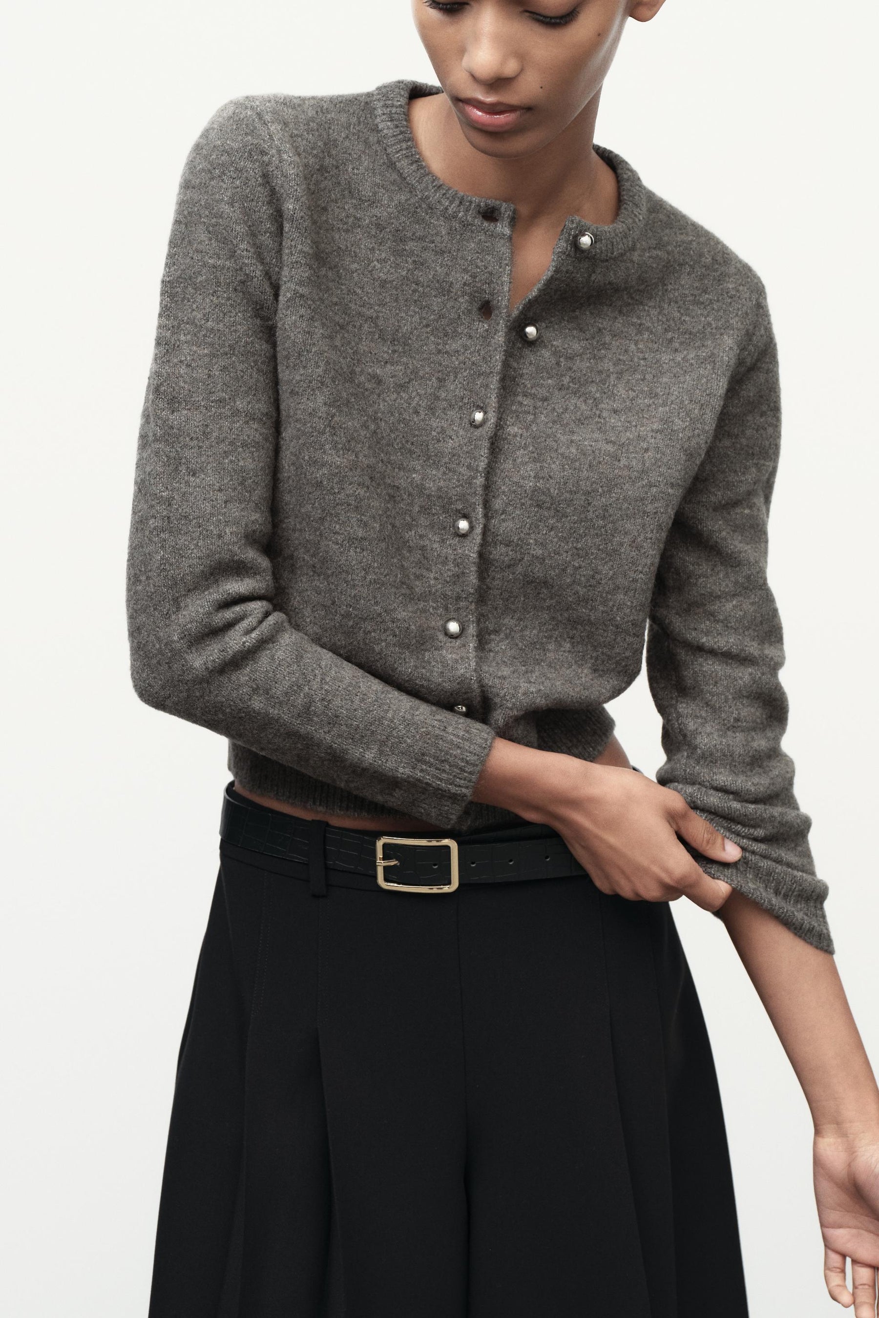 Strickjacke mit Metallknöpfen